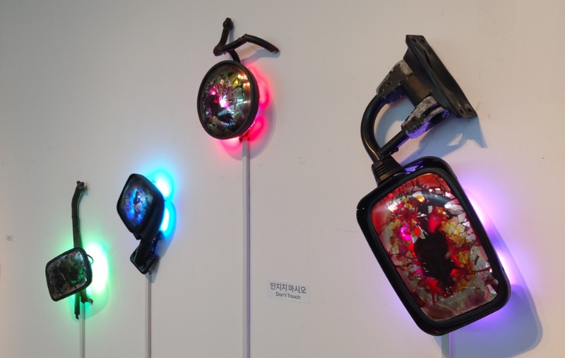 김숙빈.Road Kill!!!,2024~25,크리스탈레진,오브제,LED.jpg
