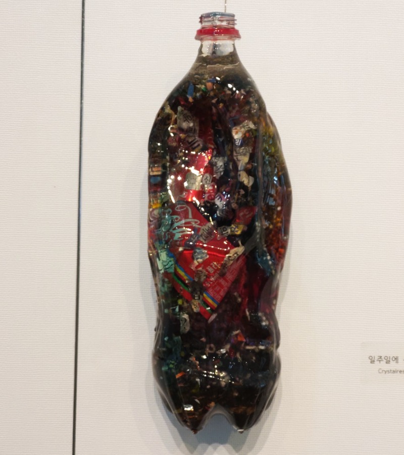 김숙빈.일주일에신용카드한장먹기,2024,크리스탈레진,미세플라스틱.jpg