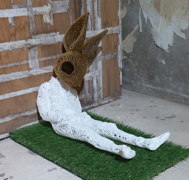신호윤,오늘도여섯의그림자가남겨진다,2024,paper cut,종이에우레탄클리어,35x45x20cm.jpg