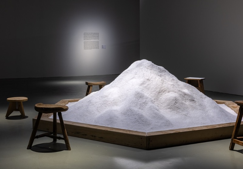 김주연,기억지우기,2017~25,소금,의자,사용설명서,책.jpg