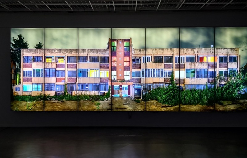 이세현,푸른낮,붉은밤_광천시민아파트,2025,솔벤트잉크젯프린트,250x700cm.jpg