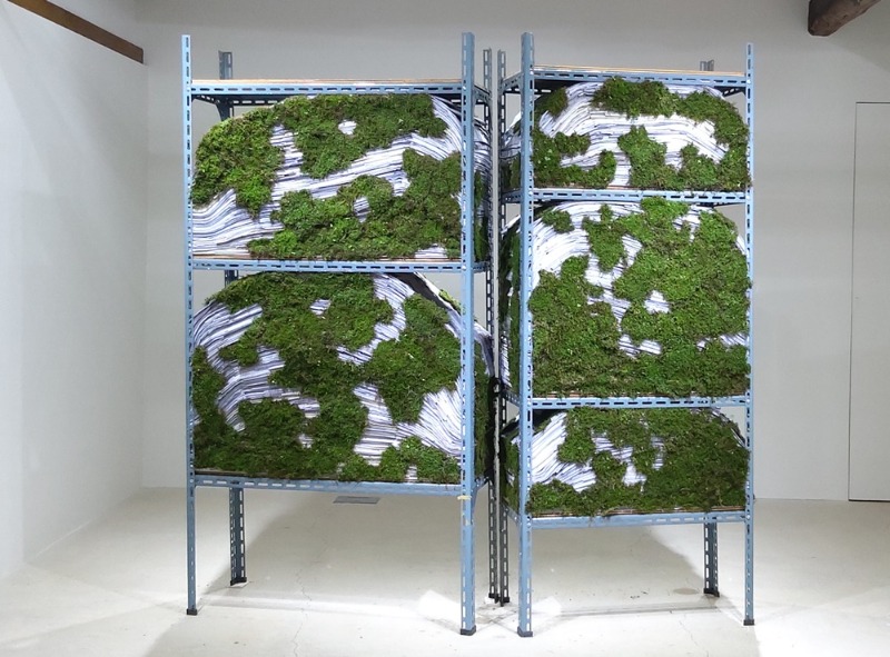 김주연,Metamorphosis XI,2025,앵글선반,신문,이끼,220x200cm.jpg