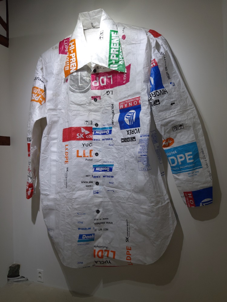 김주연,T셔츠,2010,산업용비닐포대,바느질,230x180cm.jpg