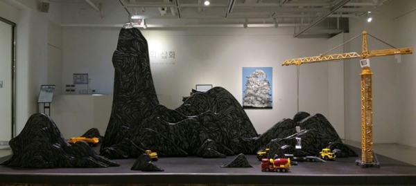 배수민 &lt;산수&gt;, 2015, abs film, PVC film cutting, 82x140x55cm
