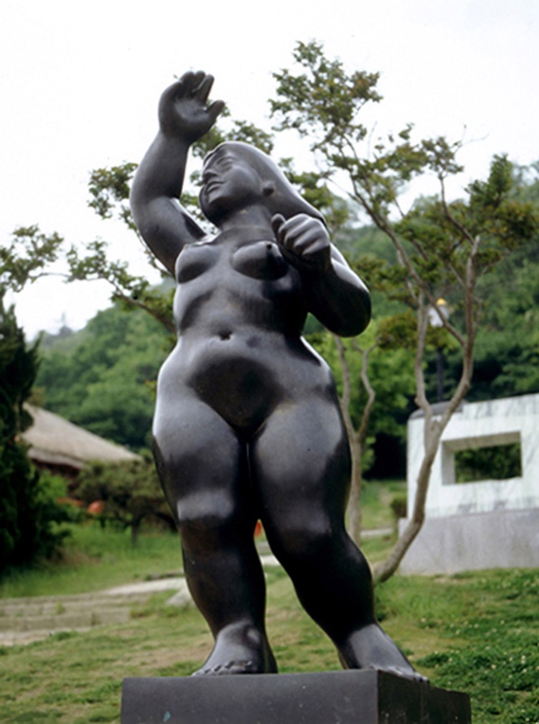 고정수 <하늘 한가운데서>, 1989, 브론즈, 187x83x75cm, 국립현대미술관 소장