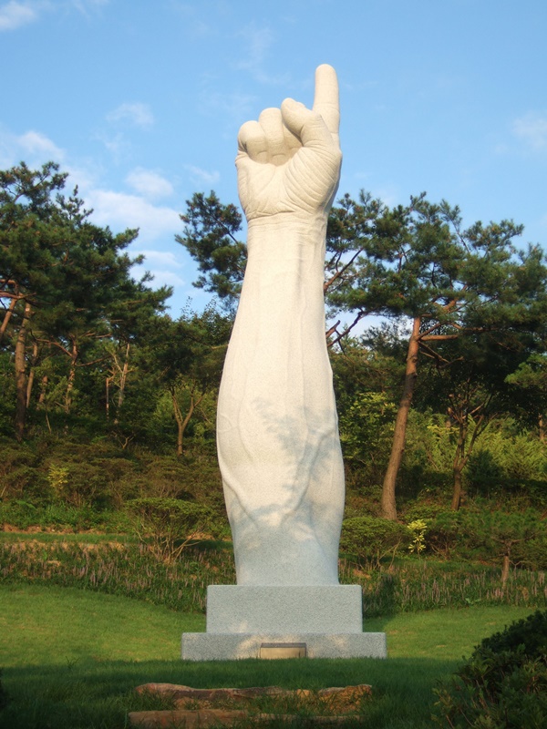 강관욱 <저높은 곳을 향하여>, 2010, 석조, 145x140x716cm
