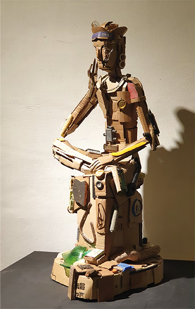 고근호 <쓰레기 반가사유상>, 2024, 골판지, 폐품들, 40x47x80cm