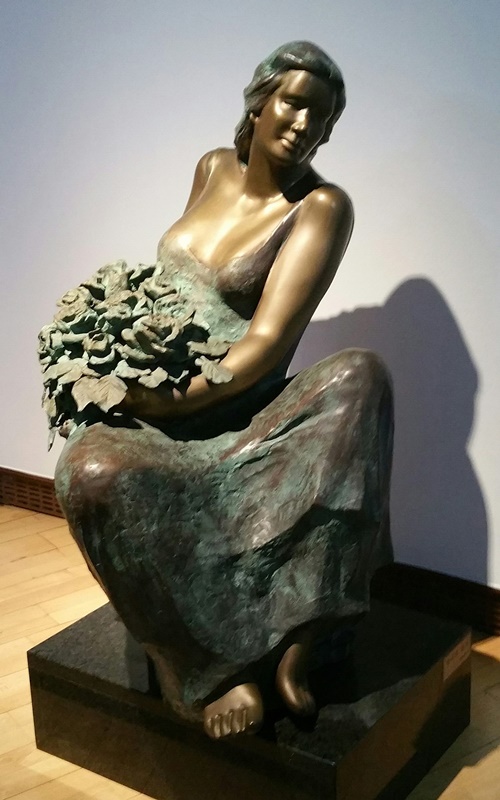 박양선 <장미와 여인>, 2005, 브론즈, 100x100cm