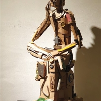 고근호 <쓰레기 반가사유상>, 2024, 골판지, 폐품들, 40x47x80cm