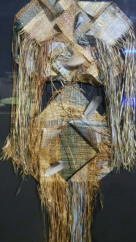 한선주 <존재의 이유 II>, 2012, 종이실, 나무, 깃털, 80x140cm