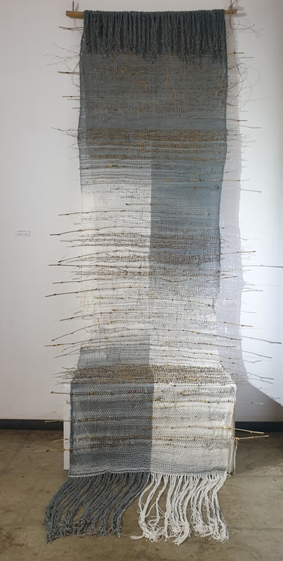 한선주 <saw, sow, sew>, 2021, linen, bamboo, 110×240cm