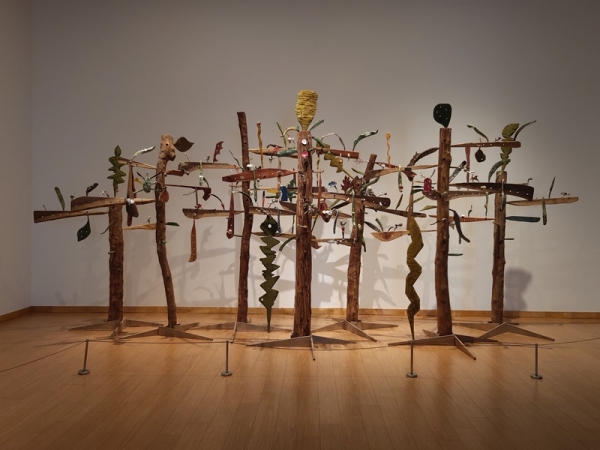 박일정 &lt;木人의 춤&gt;, 2023, 도자, 나무, 643x285x148cm