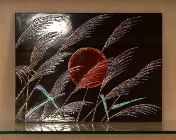 최석현 &lt;나전칠기 트레이&gt;, 2024, 흑칠에 자개, 38.5x28.4x13cm
