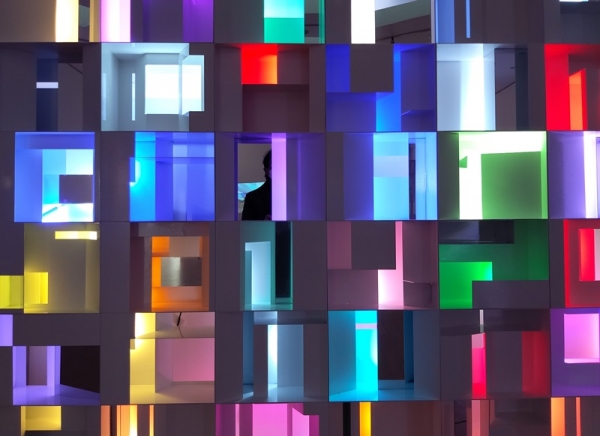 정정주 &lt;facade 2021-1&gt;(부분), 2021, 스테인레스스틸, 거울, LED, 240x500x27cm