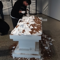 정나영 <Wake Up!>, 2024. 채집 조합된 흙, 석고. 관객참여행위, 74x180x65cm